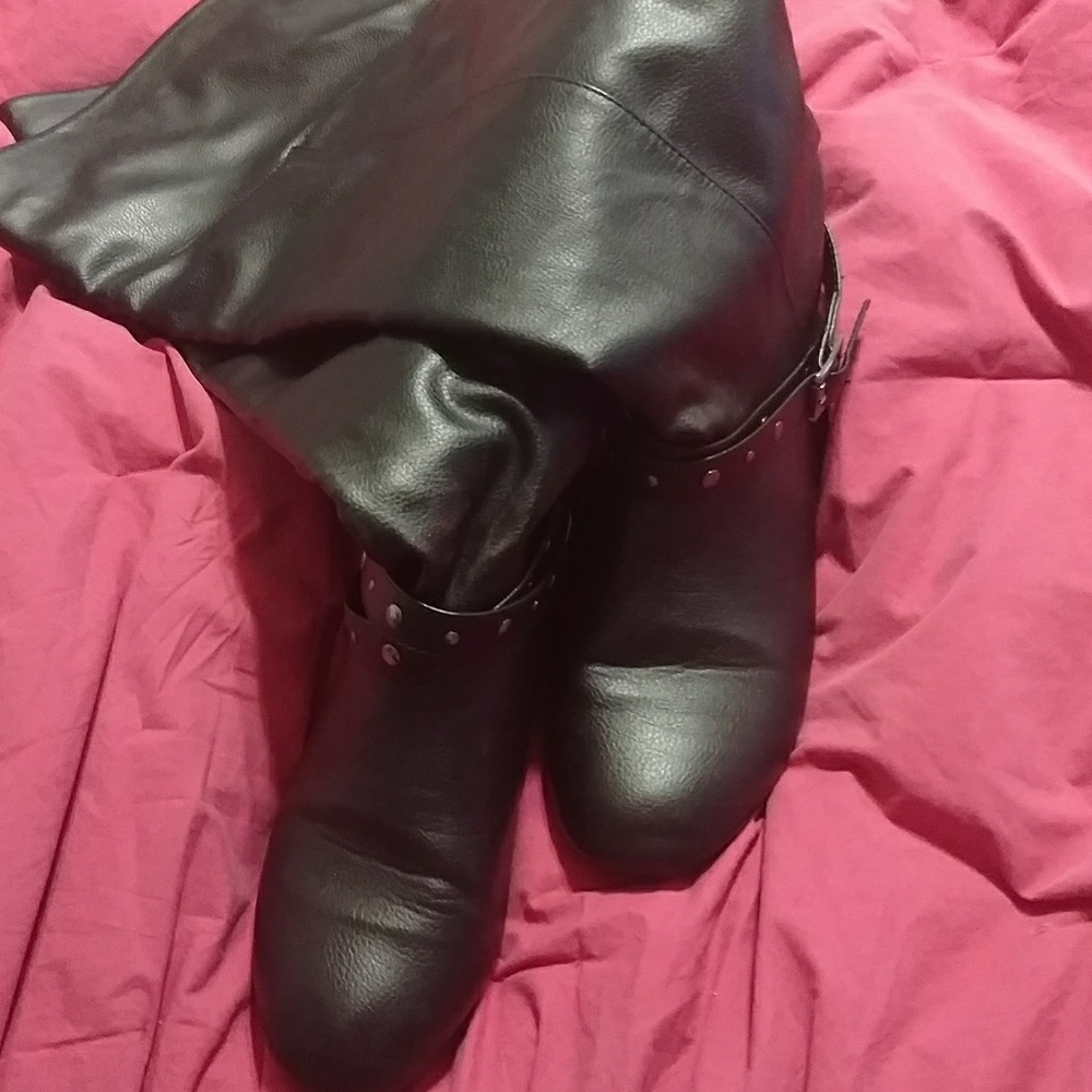 Black pull on riding boots